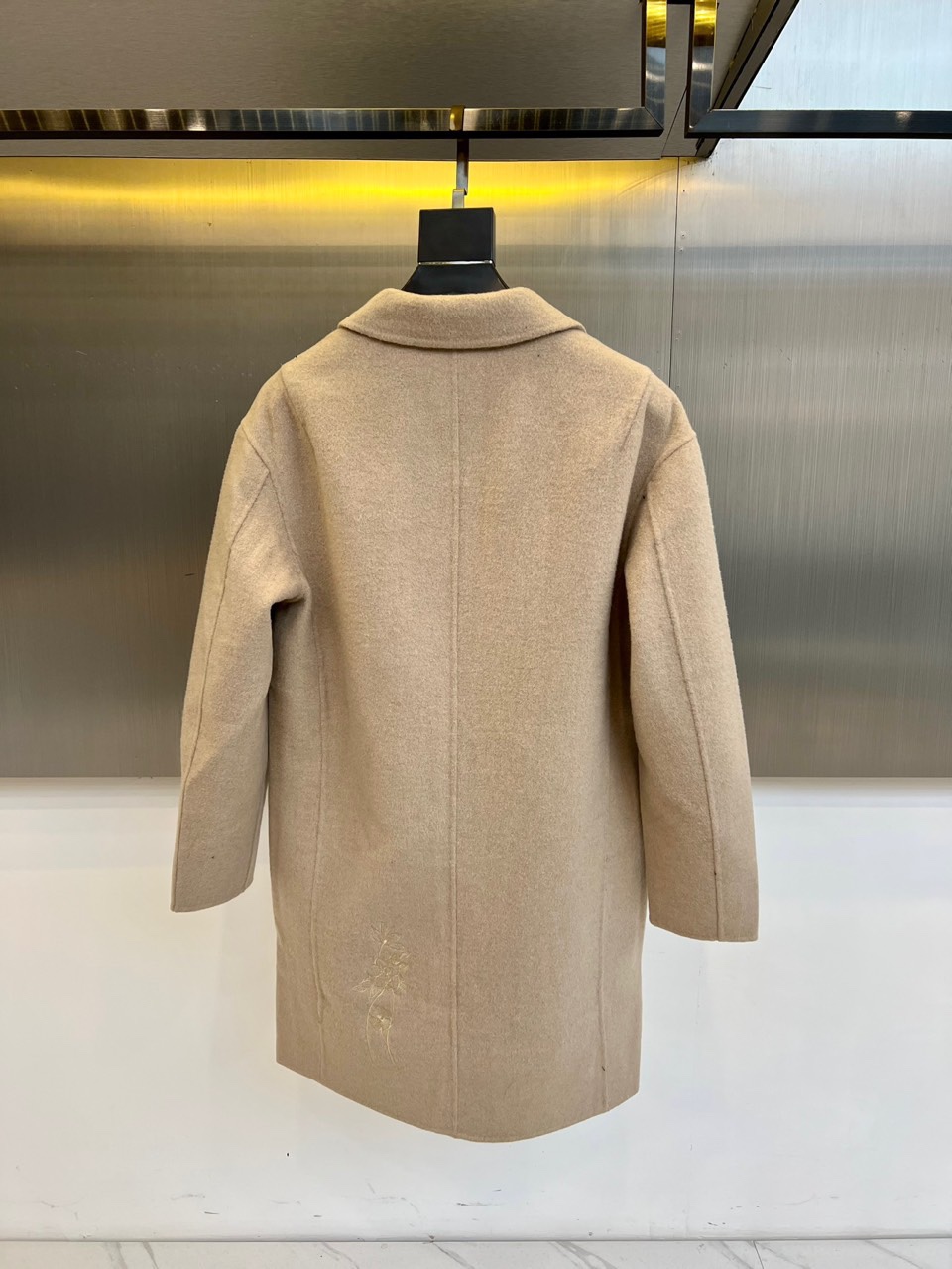 VT华伦天奴、2025秋冬新品男士大衣，以浅卡其色演绎现代绅士的优雅风度。这款大衣采用100%羊毛面料，
