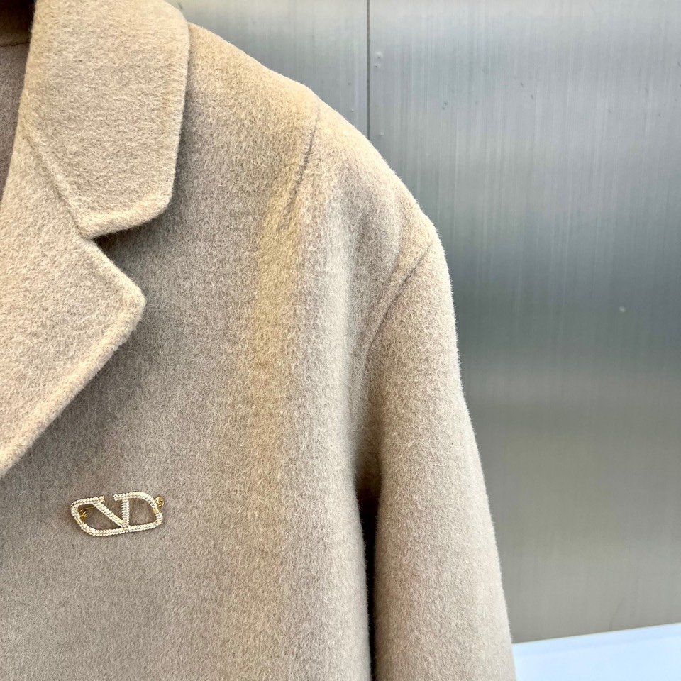 VT华伦天奴、2025秋冬新品男士大衣，以浅卡其色演绎现代绅士的优雅风度。这款大衣采用100%羊毛面料，