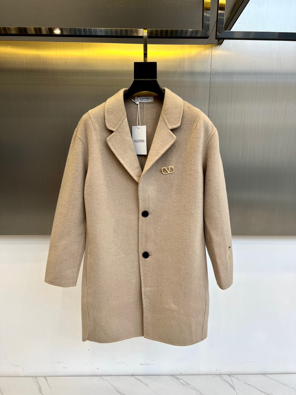 VT华伦天奴、2025秋冬新品男士大衣，以浅卡其色演绎现代绅士的优雅风度。这款大衣采用100%羊毛面料，