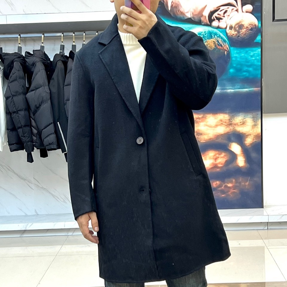 Prad普拉达、2025秋冬新品男士大衣，以经典黑色演绎永恒奢华的现代美学。这款大衣采用90%羊毛与10