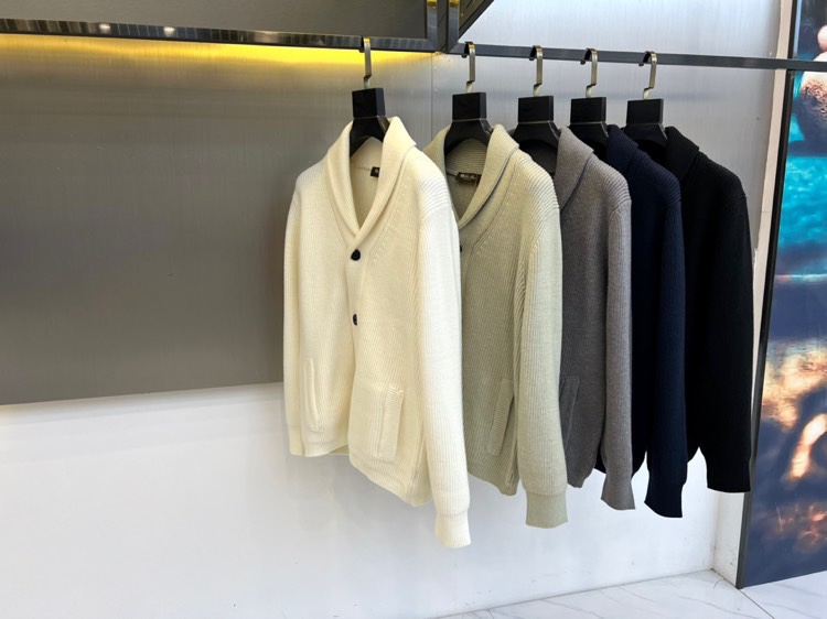Loro Piana诺悠翩雅、2025秋冬新品针织开衫以极致面料诠释永恒优雅。这款白色开衫采用流畅的青果