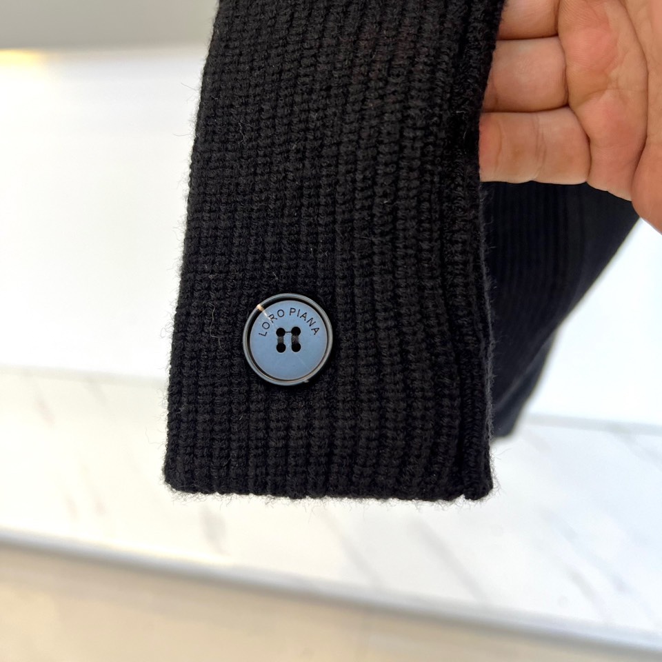 Loro Piana诺悠翩雅、2025秋冬新品针织开衫以极致面料诠释永恒优雅。这款白色开衫采用流畅的青果