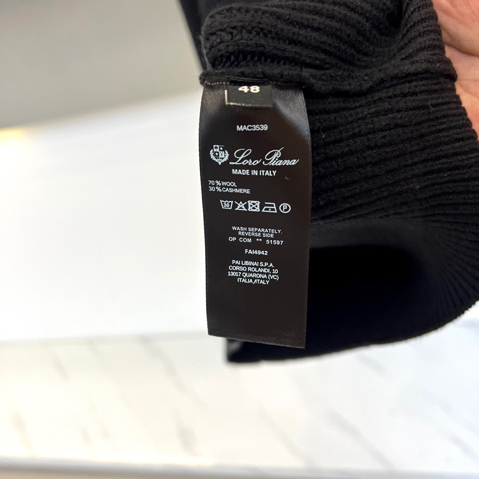 Loro Piana诺悠翩雅、2025秋冬新品针织开衫以极致面料诠释永恒优雅。这款白色开衫采用流畅的青果