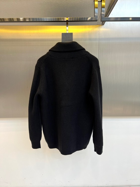 Loro Piana诺悠翩雅、2025秋冬新品针织开衫以极致面料诠释永恒优雅。这款白色开衫采用流畅的青果