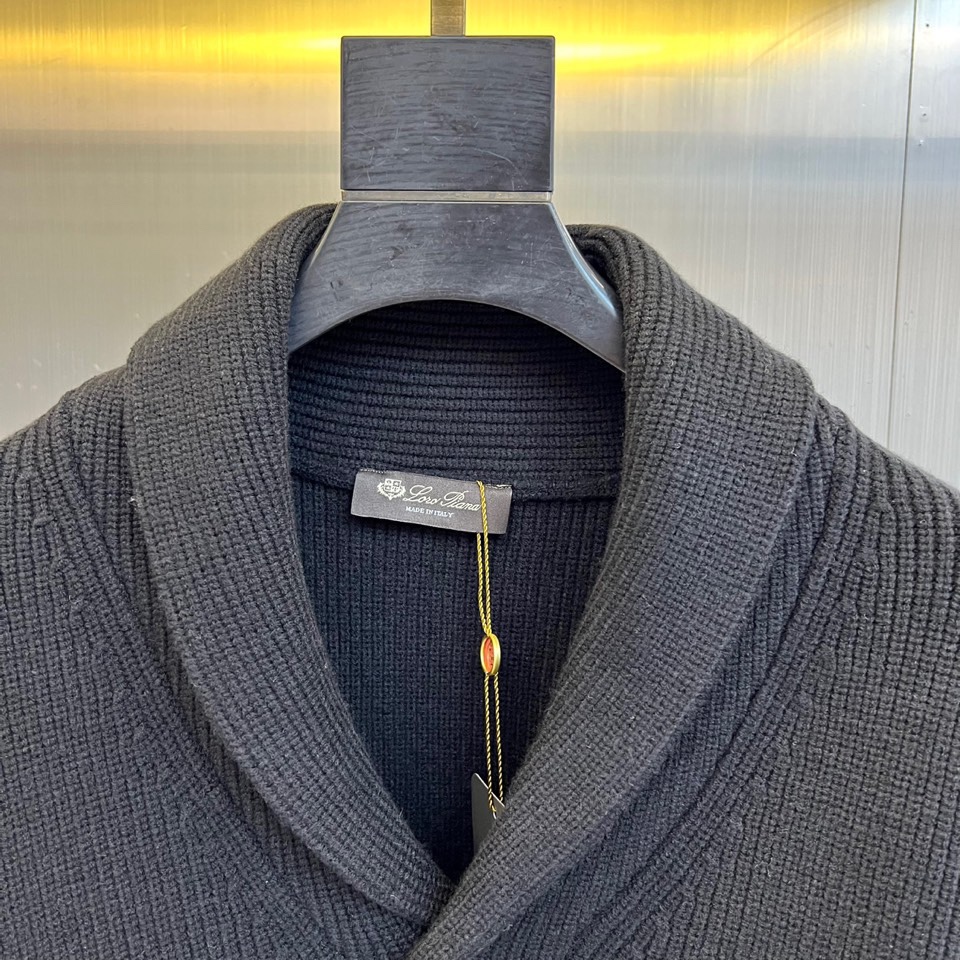 Loro Piana诺悠翩雅、2025秋冬新品针织开衫以极致面料诠释永恒优雅。这款白色开衫采用流畅的青果