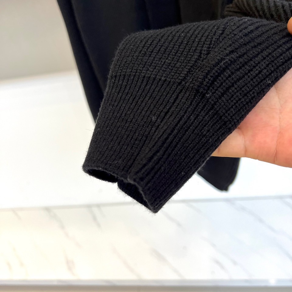 Loro Piana诺悠翩雅、2025秋冬新品针织开衫以极致面料诠释永恒优雅。这款白色开衫采用流畅的青果