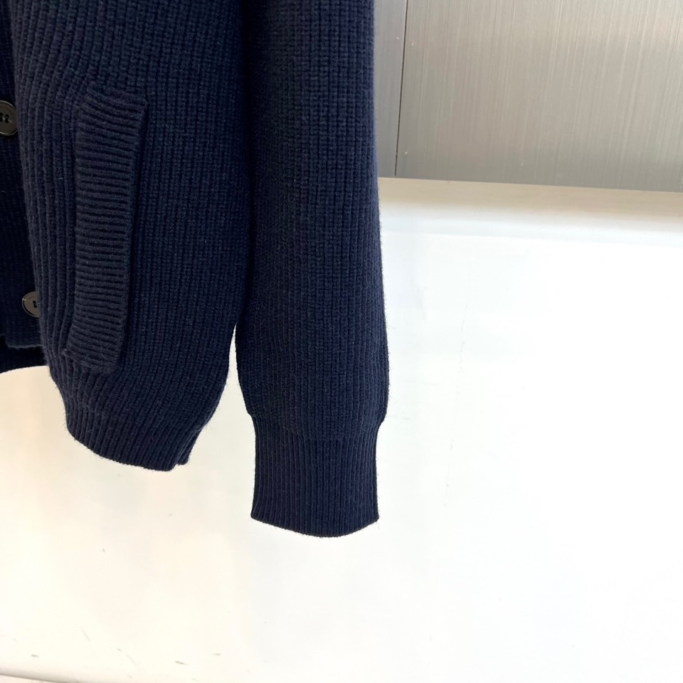 Loro Piana诺悠翩雅、2025秋冬新品针织开衫以极致面料诠释永恒优雅。这款白色开衫采用流畅的青果