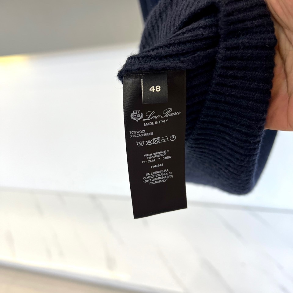 Loro Piana诺悠翩雅、2025秋冬新品针织开衫以极致面料诠释永恒优雅。这款白色开衫采用流畅的青果