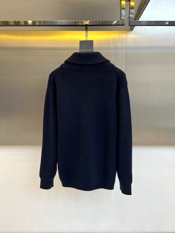 Loro Piana诺悠翩雅、2025秋冬新品针织开衫以极致面料诠释永恒优雅。这款白色开衫采用流畅的青果