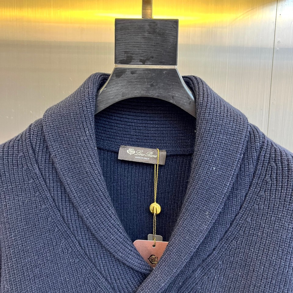 Loro Piana诺悠翩雅、2025秋冬新品针织开衫以极致面料诠释永恒优雅。这款白色开衫采用流畅的青果