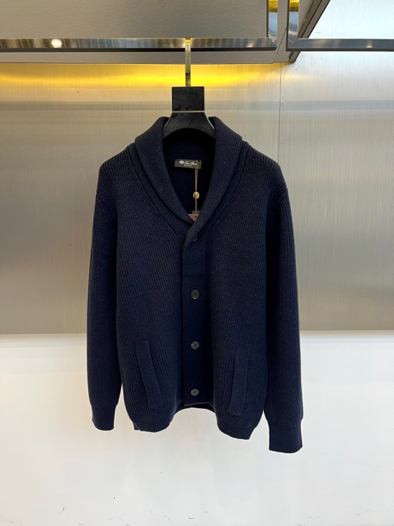 Loro Piana诺悠翩雅、2025秋冬新品针织开衫以极致面料诠释永恒优雅。这款白色开衫采用流畅的青果