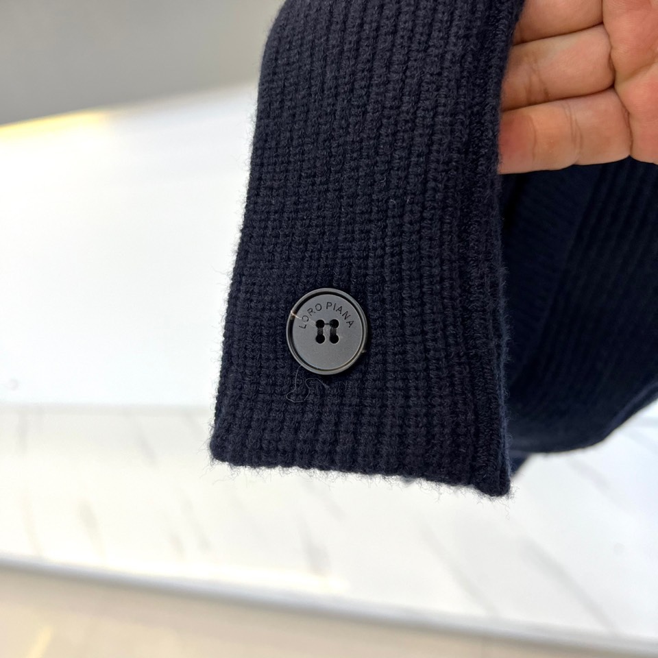 Loro Piana诺悠翩雅、2025秋冬新品针织开衫以极致面料诠释永恒优雅。这款白色开衫采用流畅的青果