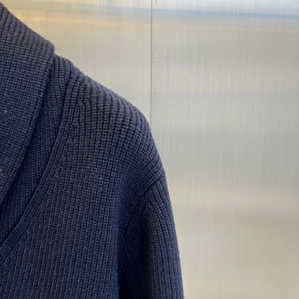 Loro Piana诺悠翩雅、2025秋冬新品针织开衫以极致面料诠释永恒优雅。这款白色开衫采用流畅的青果