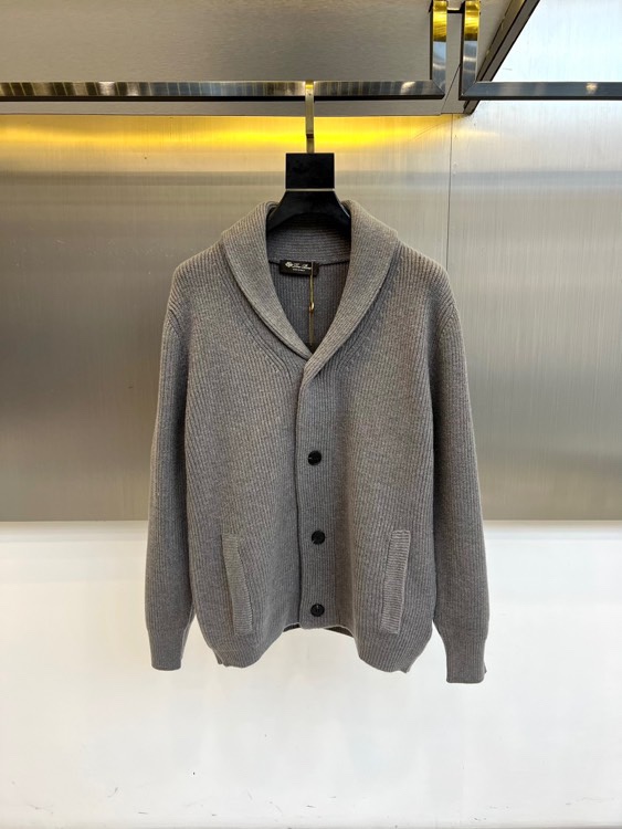 Loro Piana诺悠翩雅、2025秋冬新品针织开衫以极致面料诠释永恒优雅。这款白色开衫采用流畅的青果