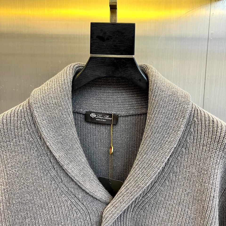 Loro Piana诺悠翩雅、2025秋冬新品针织开衫以极致面料诠释永恒优雅。这款白色开衫采用流畅的青果