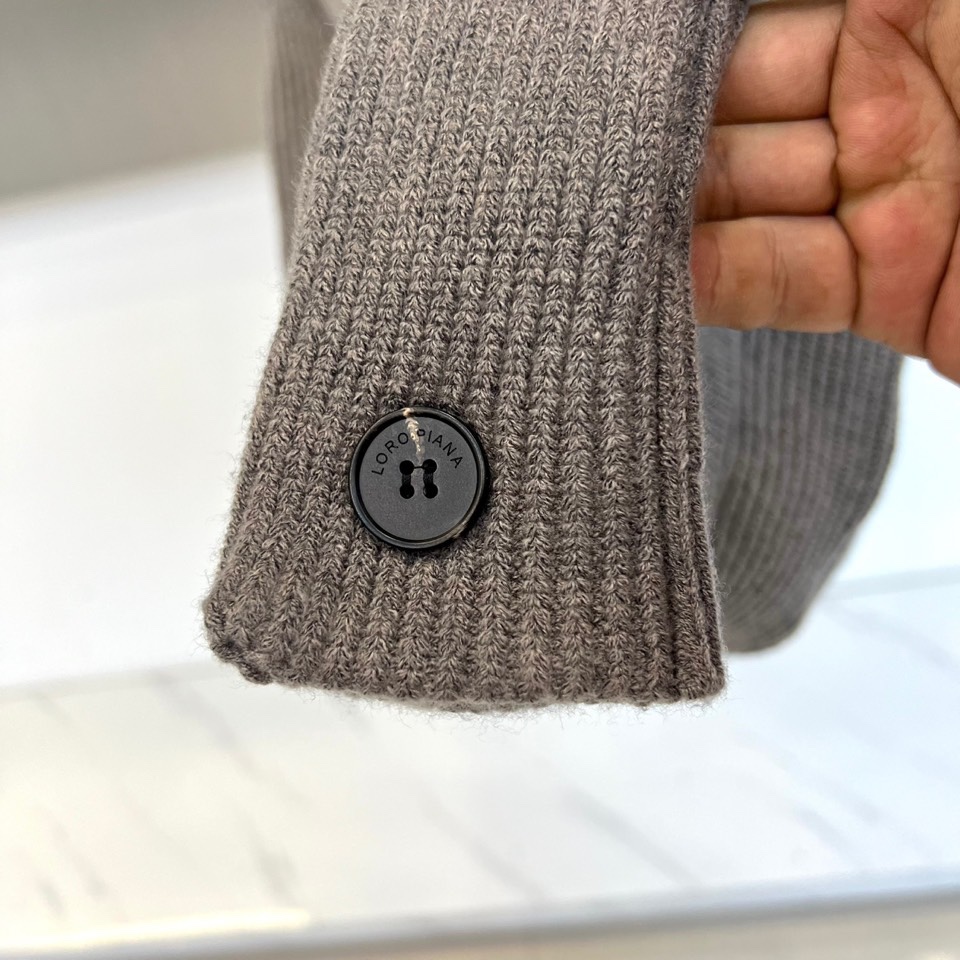 Loro Piana诺悠翩雅、2025秋冬新品针织开衫以极致面料诠释永恒优雅。这款白色开衫采用流畅的青果