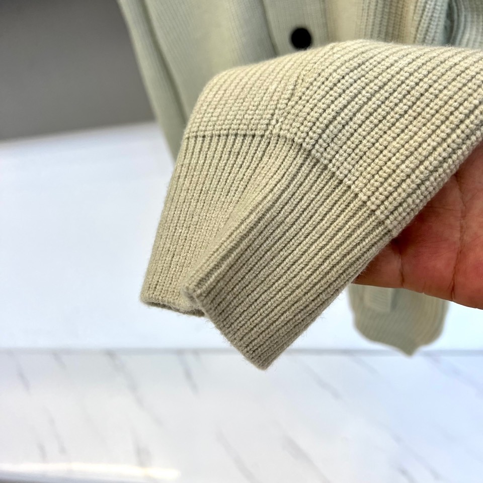 Loro Piana诺悠翩雅、2025秋冬新品针织开衫以极致面料诠释永恒优雅。这款白色开衫采用流畅的青果