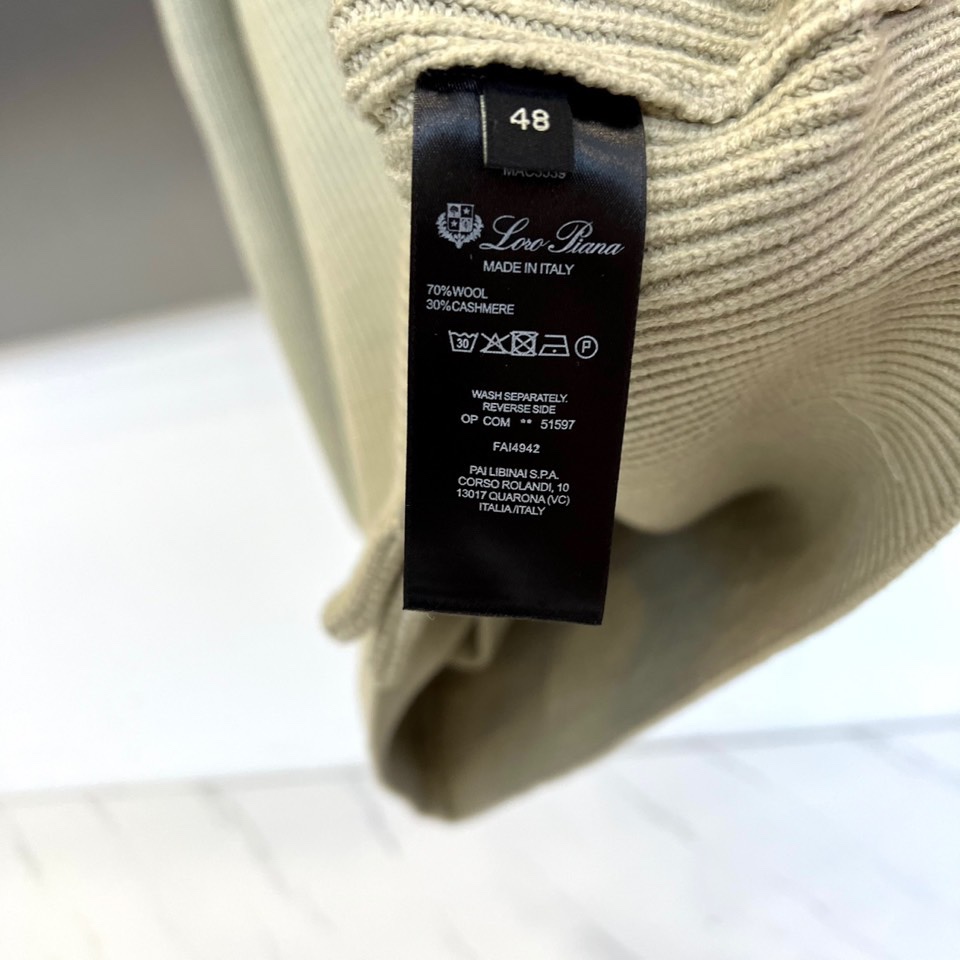 Loro Piana诺悠翩雅、2025秋冬新品针织开衫以极致面料诠释永恒优雅。这款白色开衫采用流畅的青果