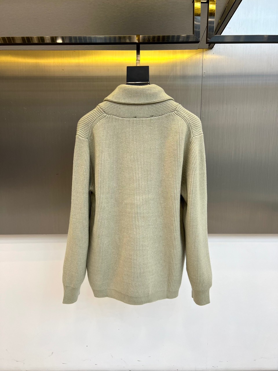 Loro Piana诺悠翩雅、2025秋冬新品针织开衫以极致面料诠释永恒优雅。这款白色开衫采用流畅的青果