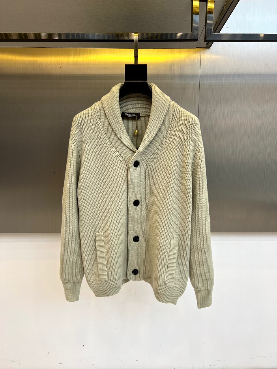 Loro Piana诺悠翩雅、2025秋冬新品针织开衫以极致面料诠释永恒优雅。这款白色开衫采用流畅的青果