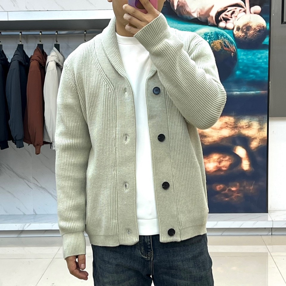 Loro Piana诺悠翩雅、2025秋冬新品针织开衫以极致面料诠释永恒优雅。这款白色开衫采用流畅的青果