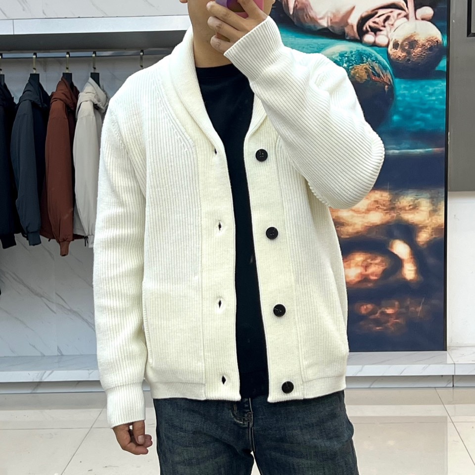 Loro Piana诺悠翩雅、2025秋冬新品针织开衫以极致面料诠释永恒优雅。这款白色开衫采用流畅的青果