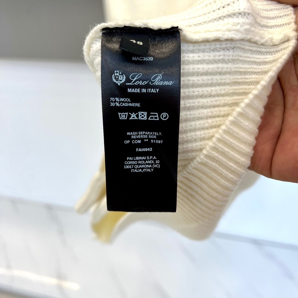 Loro Piana诺悠翩雅、2025秋冬新品针织开衫以极致面料诠释永恒优雅。这款白色开衫采用流畅的青果