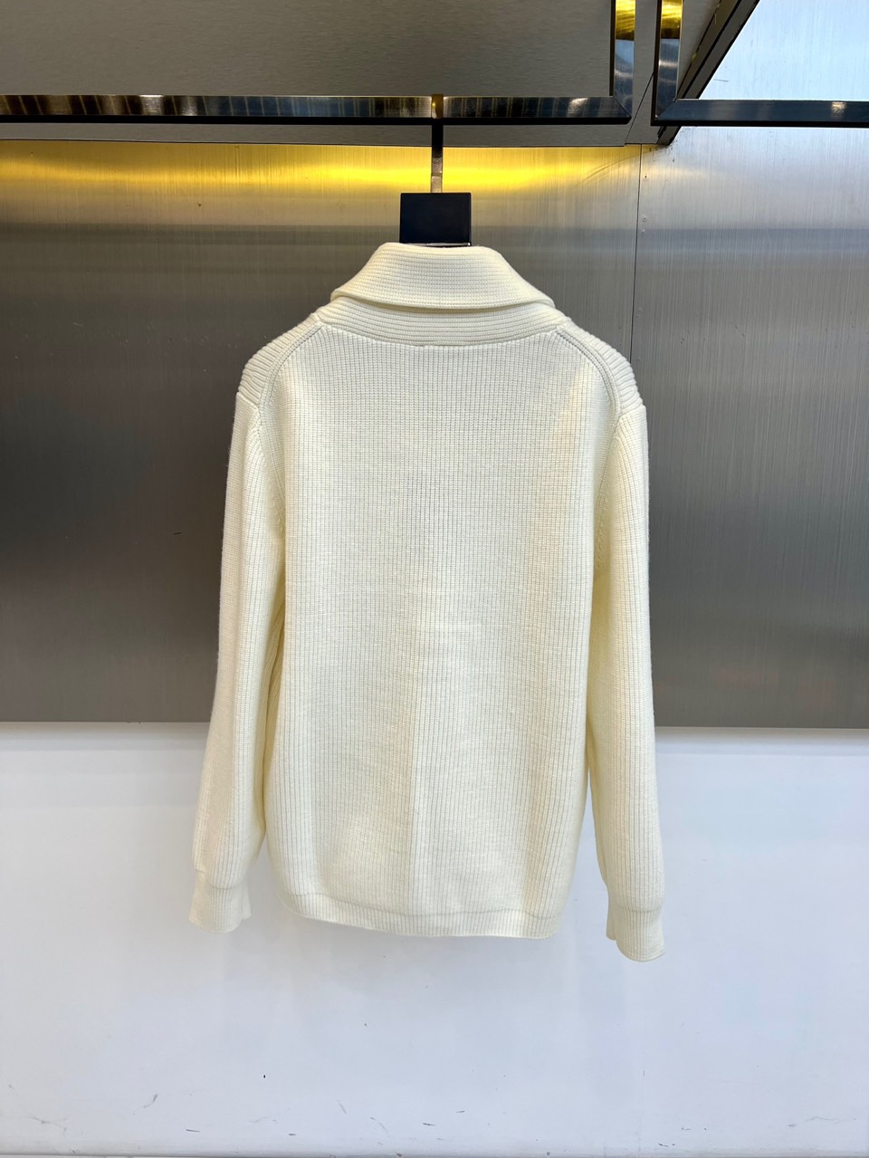 Loro Piana诺悠翩雅、2025秋冬新品针织开衫以极致面料诠释永恒优雅。这款白色开衫采用流畅的青果