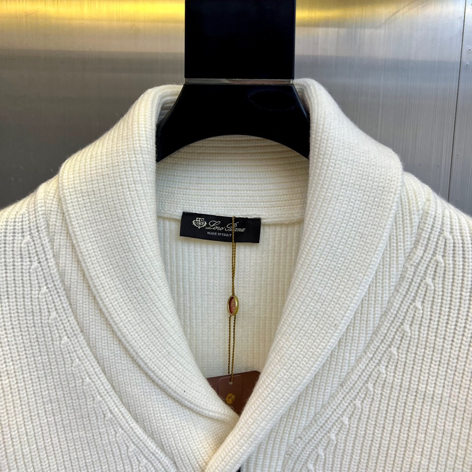 Loro Piana诺悠翩雅、2025秋冬新品针织开衫以极致面料诠释永恒优雅。这款白色开衫采用流畅的青果