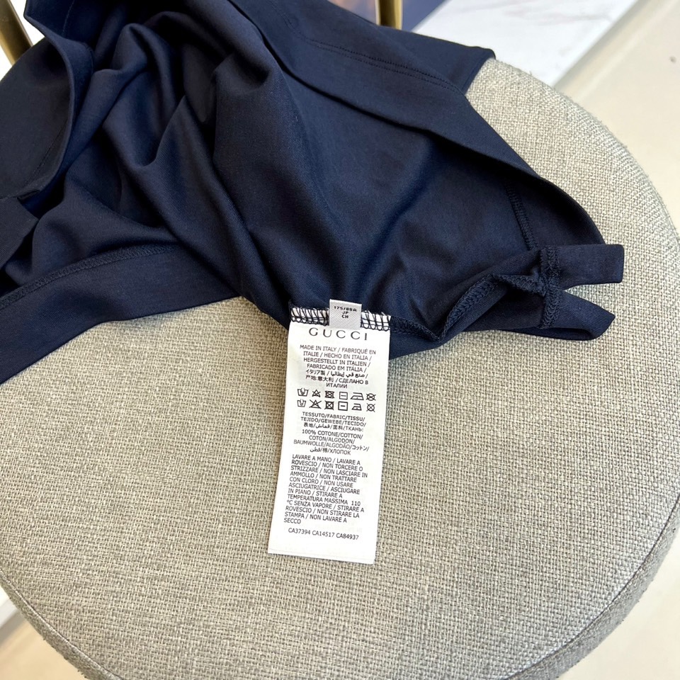 Gucc古驰、2025秋冬新品长袖Polo衫，以经典Polo领设计诠释意式优雅美学。领口与门襟处饰有黑色