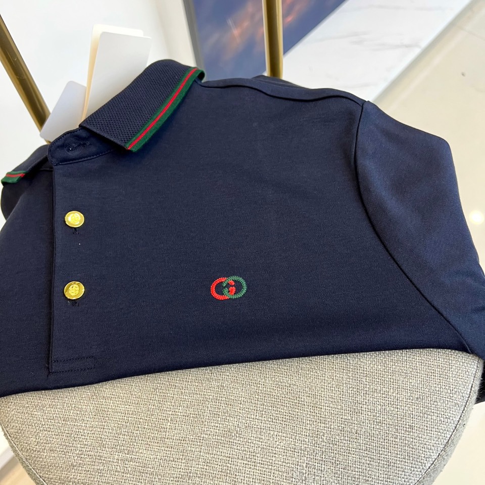 Gucc古驰、2025秋冬新品长袖Polo衫，以经典Polo领设计诠释意式优雅美学。领口与门襟处饰有黑色