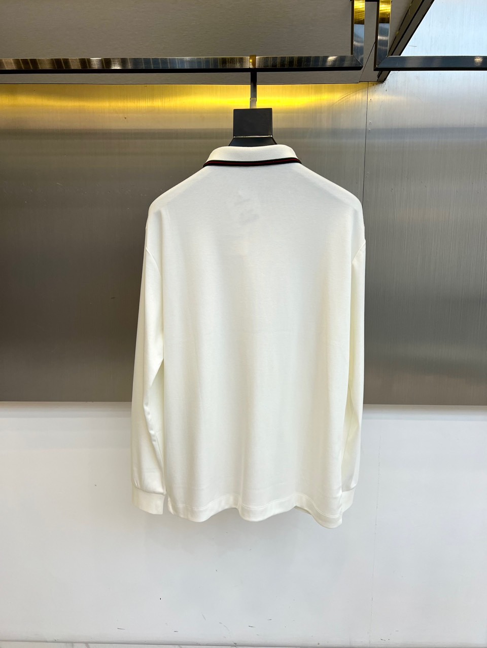 Gucc古驰、2025秋冬新品长袖Polo衫，以经典Polo领设计诠释意式优雅美学。领口与门襟处饰有黑色