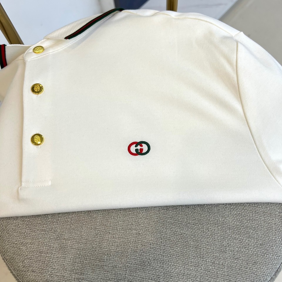 Gucc古驰、2025秋冬新品长袖Polo衫，以经典Polo领设计诠释意式优雅美学。领口与门襟处饰有黑色