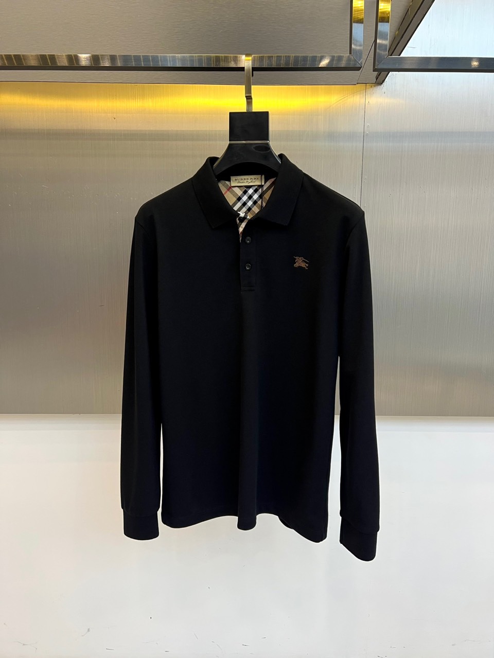Bur巴宝莉、2025秋冬新品男士Polo衫，这款长袖Polo衫采用经典翻领设计，领口配有三颗白色纽扣，