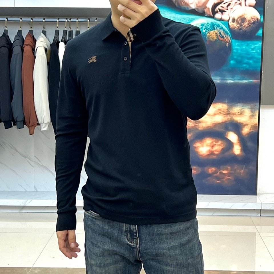 Bur巴宝莉、2025秋冬新品男士Polo衫，这款长袖Polo衫采用经典翻领设计，领口配有三颗白色纽扣，
