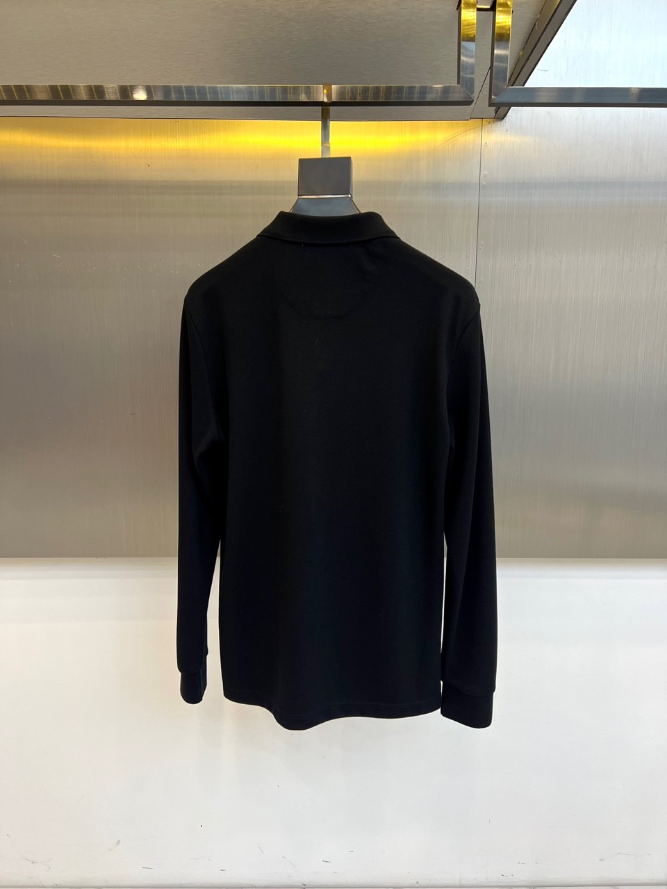 Bur巴宝莉、2025秋冬新品男士Polo衫，这款长袖Polo衫采用经典翻领设计，领口配有三颗白色纽扣，