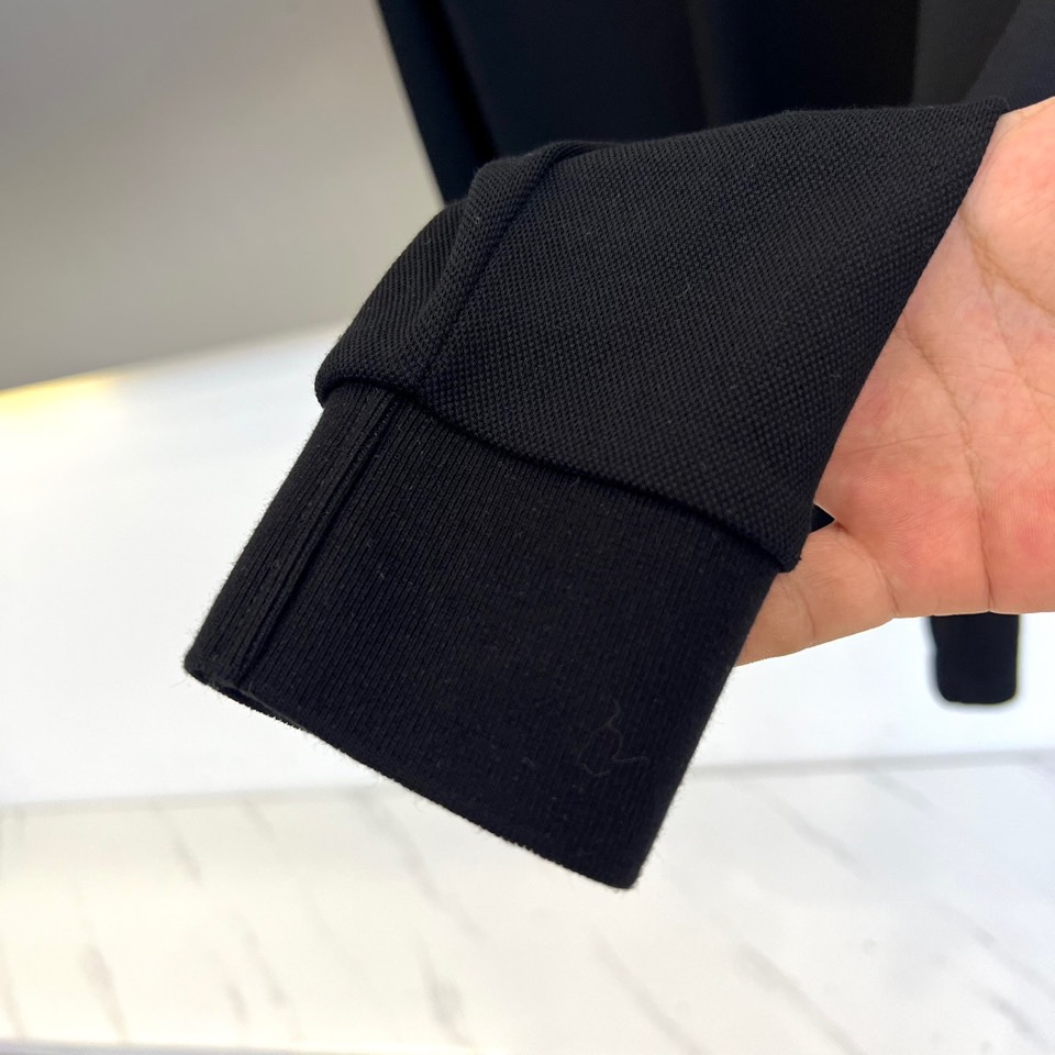 Bur巴宝莉、2025秋冬新品男士Polo衫，这款长袖Polo衫采用经典翻领设计，领口配有三颗白色纽扣，