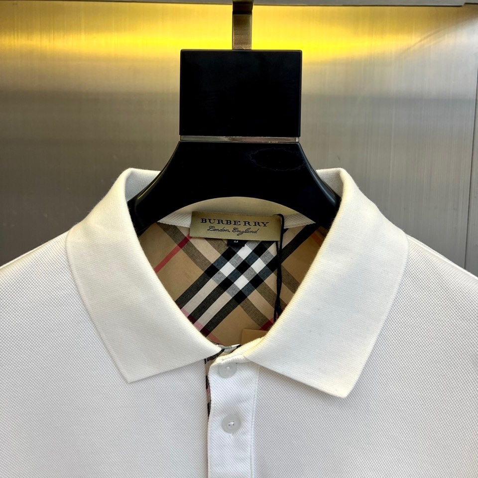 Bur巴宝莉、2025秋冬新品男士Polo衫，这款长袖Polo衫采用经典翻领设计，领口配有三颗白色纽扣，