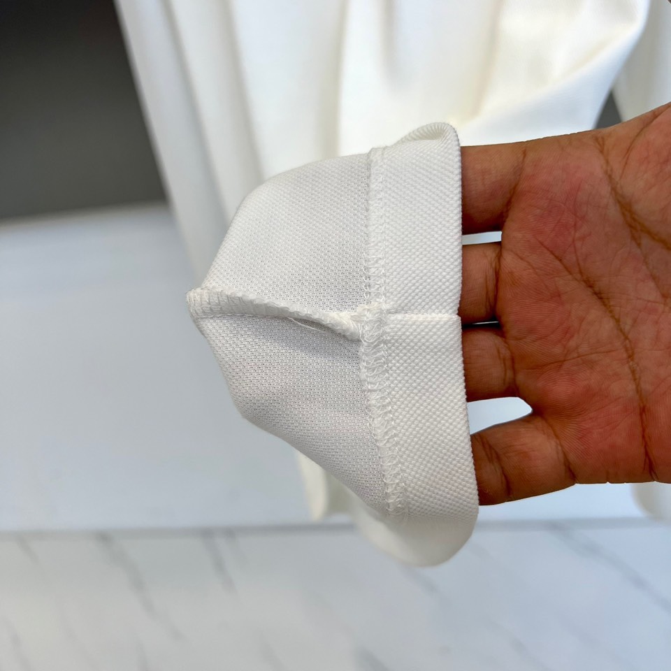 Bur巴宝莉、2025秋冬新品男士Polo衫，这款长袖Polo衫采用经典翻领设计，领口配有三颗白色纽扣，