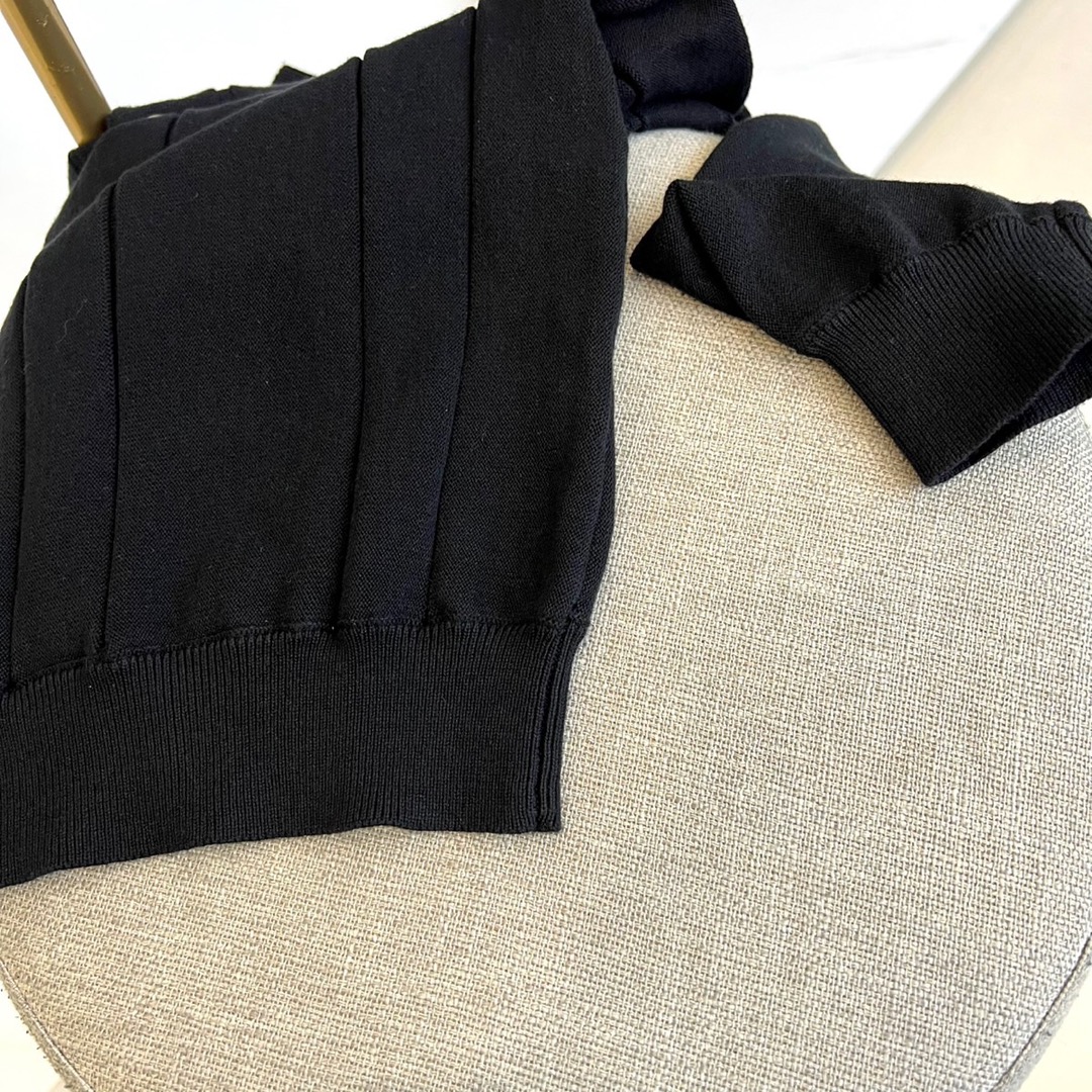 BC布鲁内洛·库奇内利、2025秋冬新品经典翻领针织衫，这款针织衫采用精纺棉质面料，100%棉材质确保亲