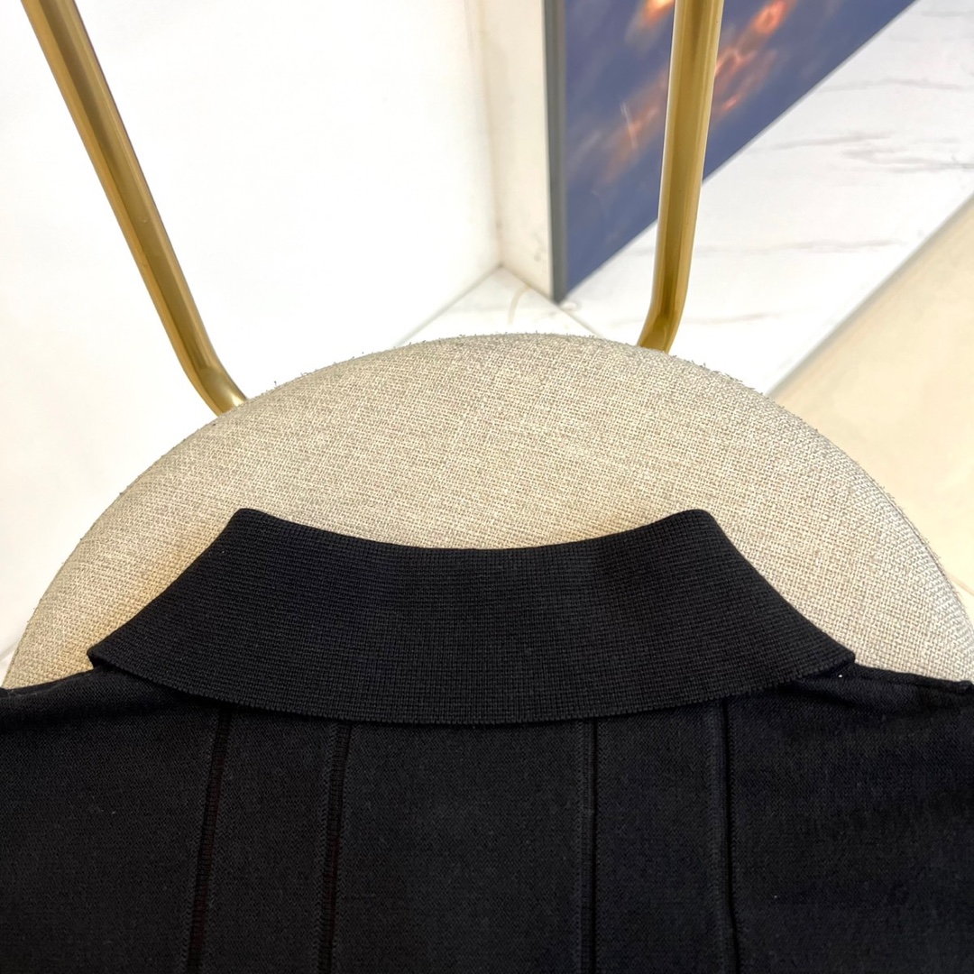 BC布鲁内洛·库奇内利、2025秋冬新品经典翻领针织衫，这款针织衫采用精纺棉质面料，100%棉材质确保亲