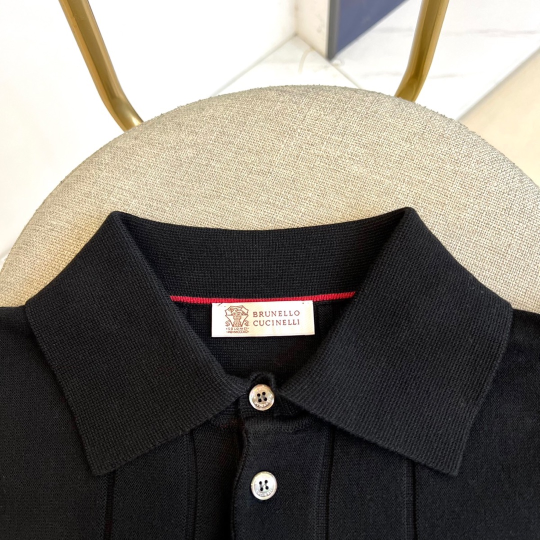 BC布鲁内洛·库奇内利、2025秋冬新品经典翻领针织衫，这款针织衫采用精纺棉质面料，100%棉材质确保亲