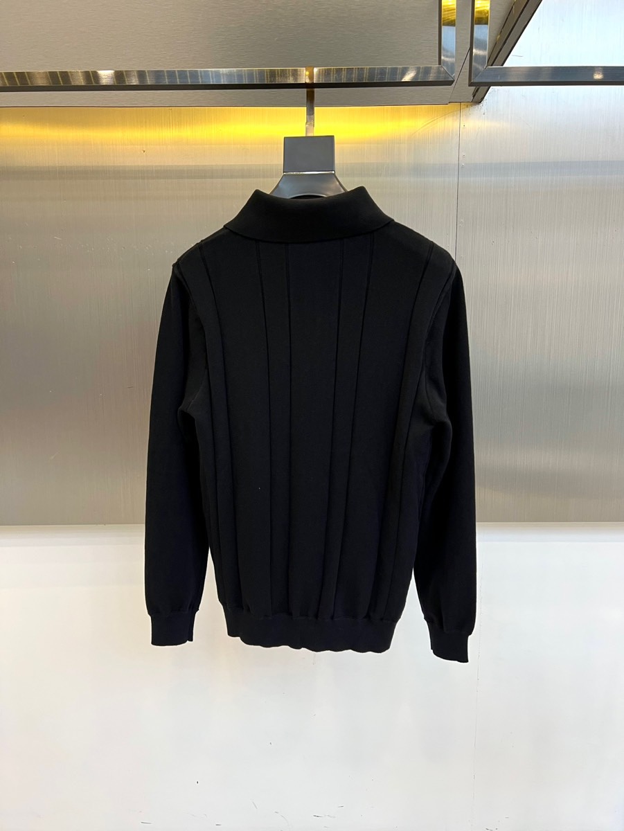 BC布鲁内洛·库奇内利、2025秋冬新品经典翻领针织衫，这款针织衫采用精纺棉质面料，100%棉材质确保亲