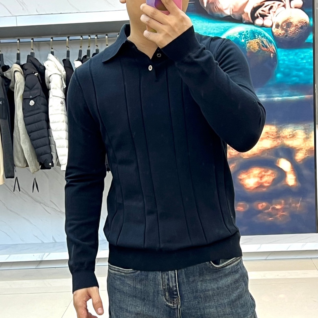 BC布鲁内洛·库奇内利、2025秋冬新品经典翻领针织衫，这款针织衫采用精纺棉质面料，100%棉材质确保亲