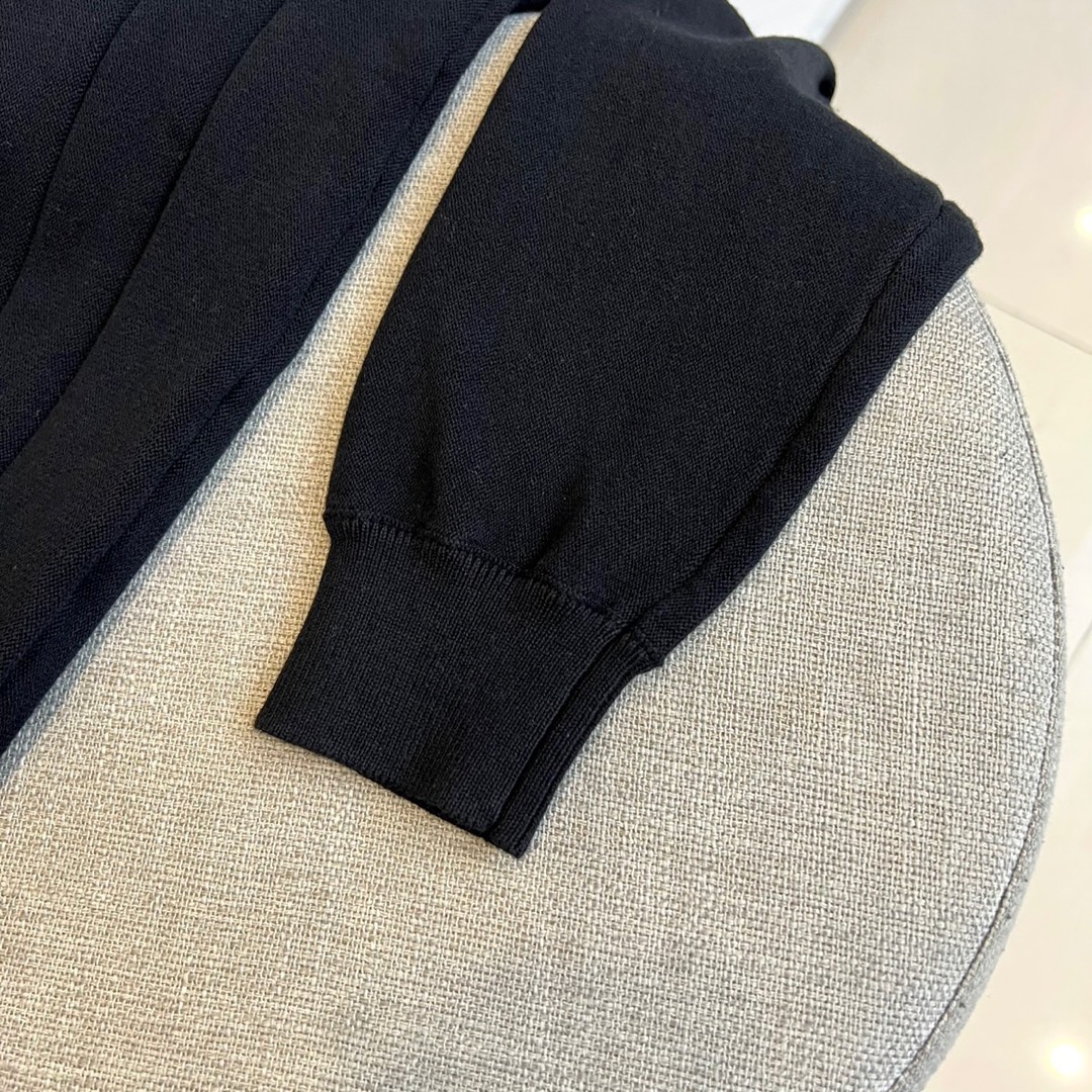 BC布鲁内洛·库奇内利、2025秋冬新品经典翻领针织衫，这款针织衫采用精纺棉质面料，100%棉材质确保亲