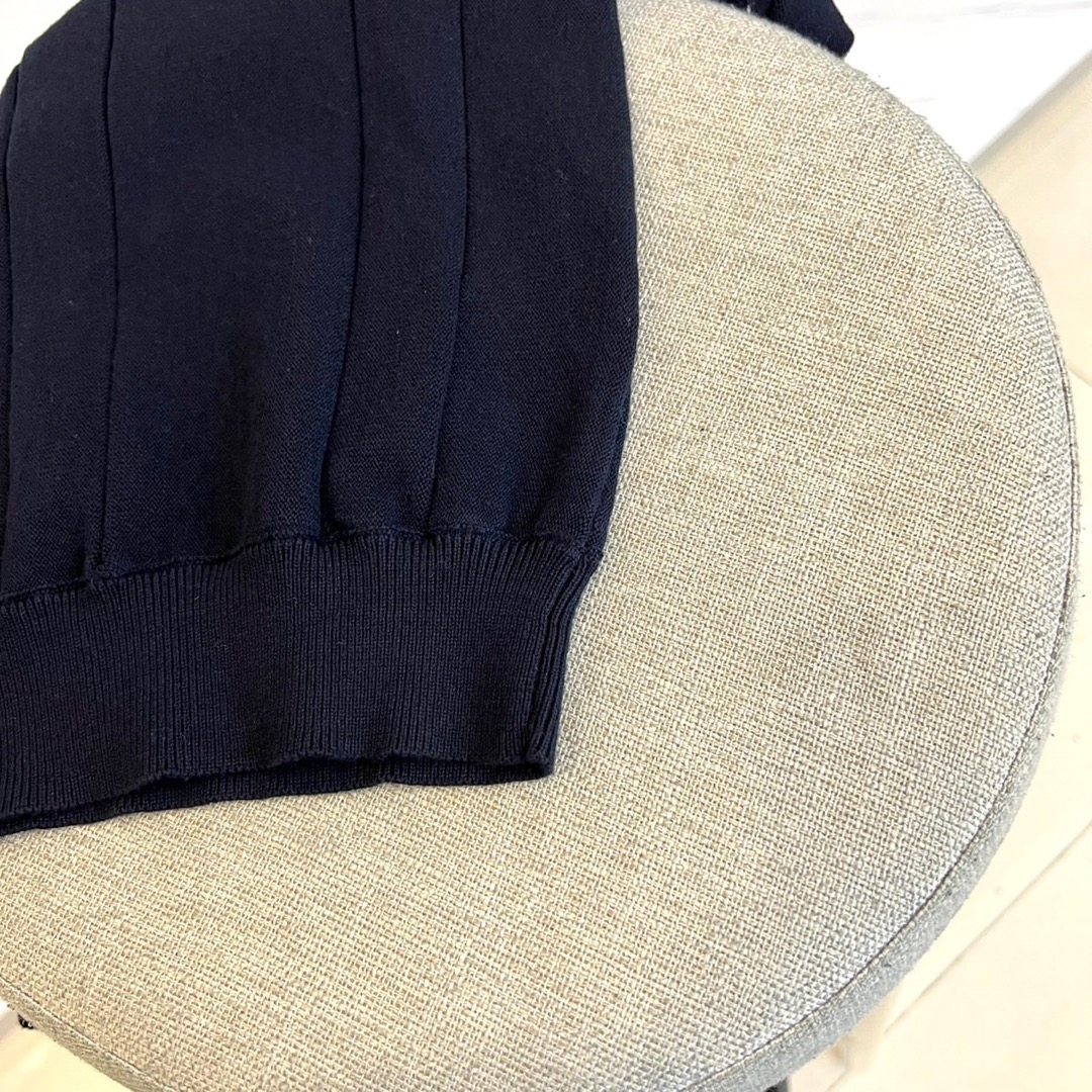 BC布鲁内洛·库奇内利、2025秋冬新品经典翻领针织衫，这款针织衫采用精纺棉质面料，100%棉材质确保亲