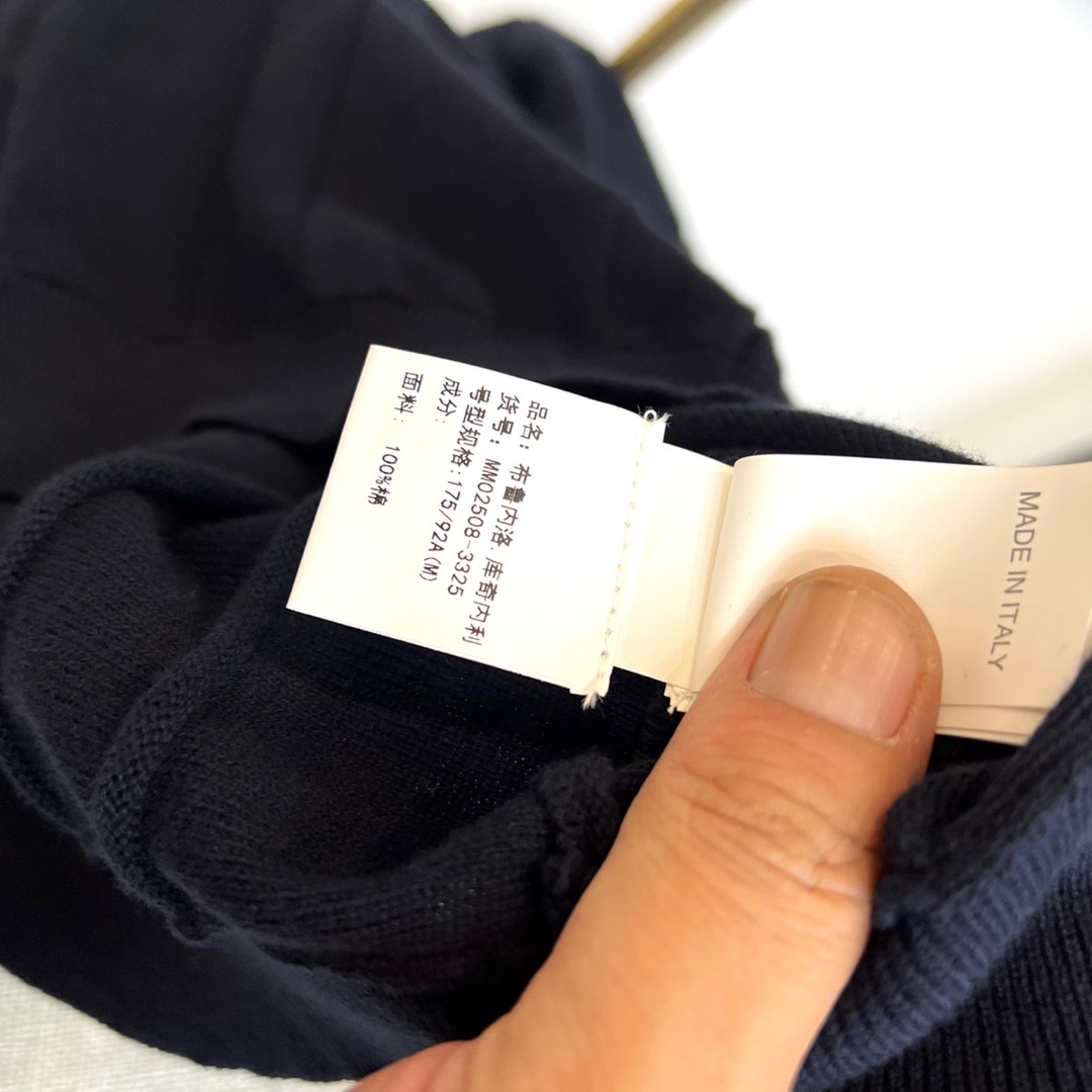 BC布鲁内洛·库奇内利、2025秋冬新品经典翻领针织衫，这款针织衫采用精纺棉质面料，100%棉材质确保亲