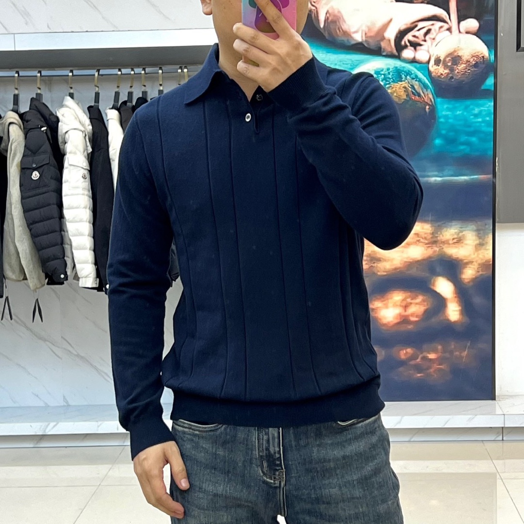 BC布鲁内洛·库奇内利、2025秋冬新品经典翻领针织衫，这款针织衫采用精纺棉质面料，100%棉材质确保亲