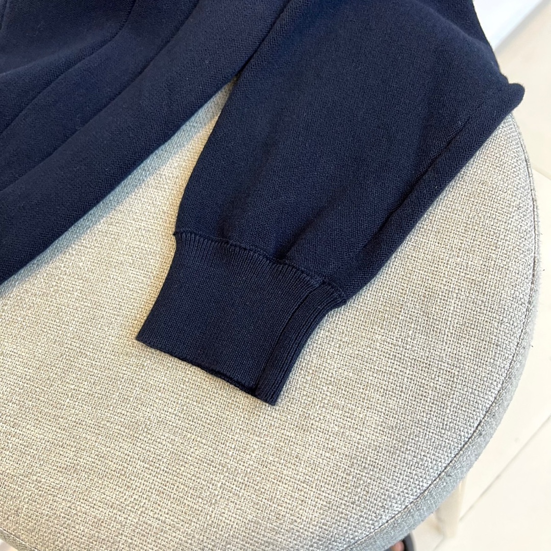 BC布鲁内洛·库奇内利、2025秋冬新品经典翻领针织衫，这款针织衫采用精纺棉质面料，100%棉材质确保亲