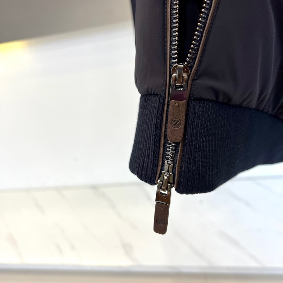 Zegna杰尼亚、2025秋冬新品立领羽绒服，立领设计搭配精密拉链开合系统。创新采用羽绒与针织拼接结构：